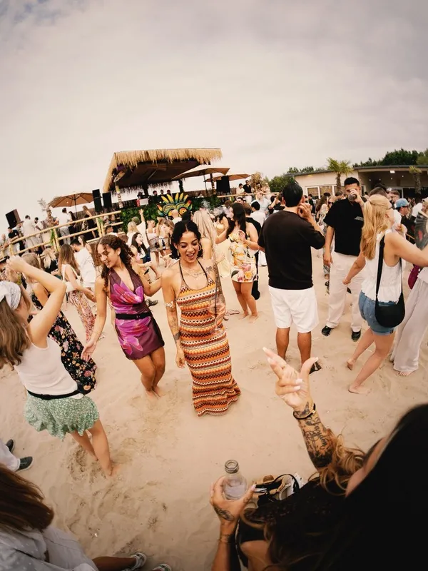 DENBO Live — volle Crowd
